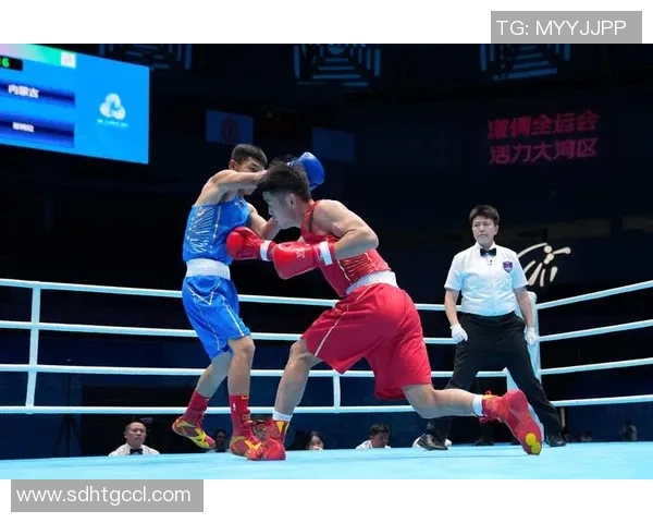 足球明星观赏拳击比赛精彩瞬间引发热议与关注 足球明星观赏拳击比赛精彩瞬间引发热议与关注