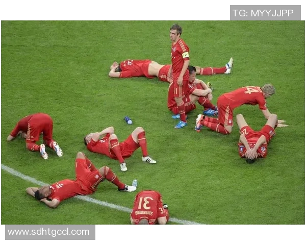 足球明星踢瓶子精彩瞬间大合集让你领略足球技巧与创意的完美结合 足球明星踢瓶子精彩瞬间大合集让你领略足球技巧与创意的完美结合